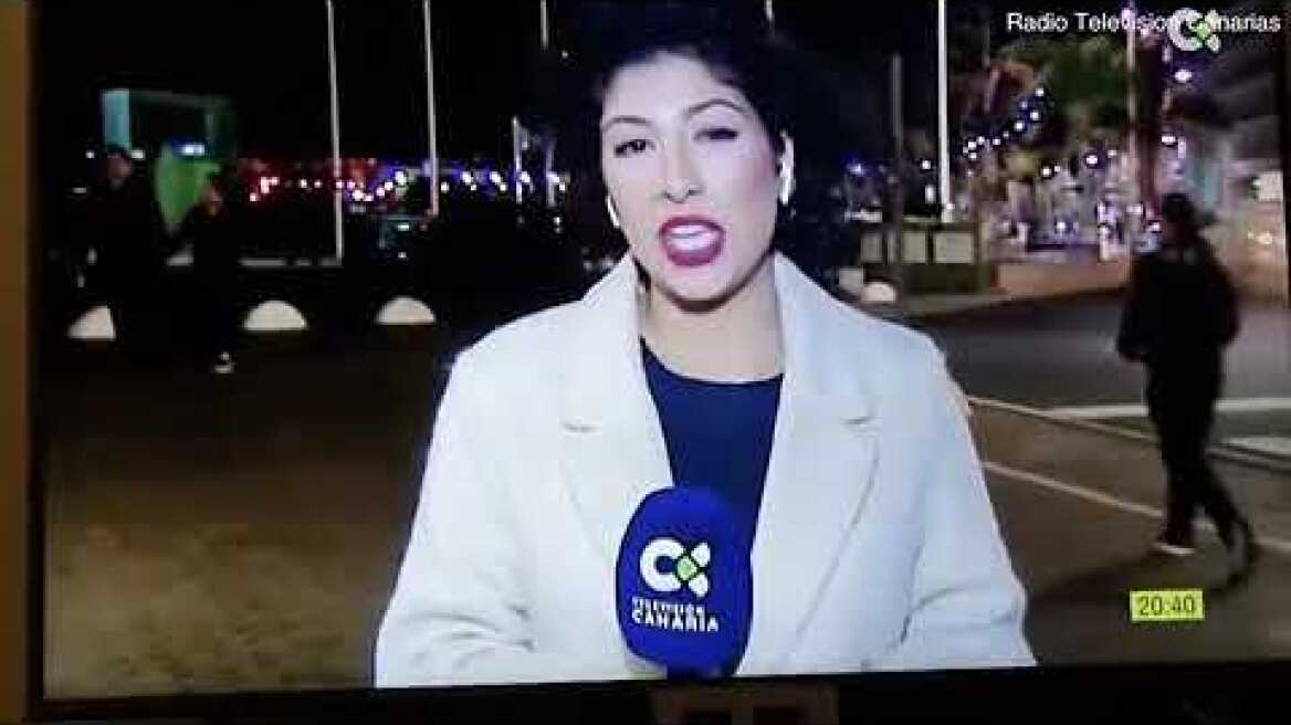 Man kisses an unsuspecting Spanish newsreader on the cheek