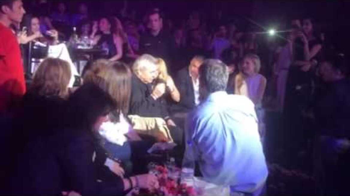 Η πεγκυ υποδεχεται τον Γιαννη Πουλοπουλο στο ΘέΑ