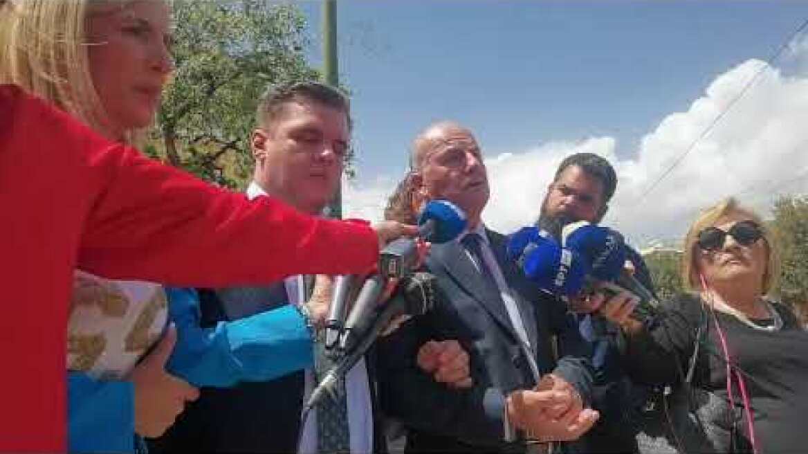 Δήλωση του πατέρα του Φλώρου έξω από την Ευελπίδων