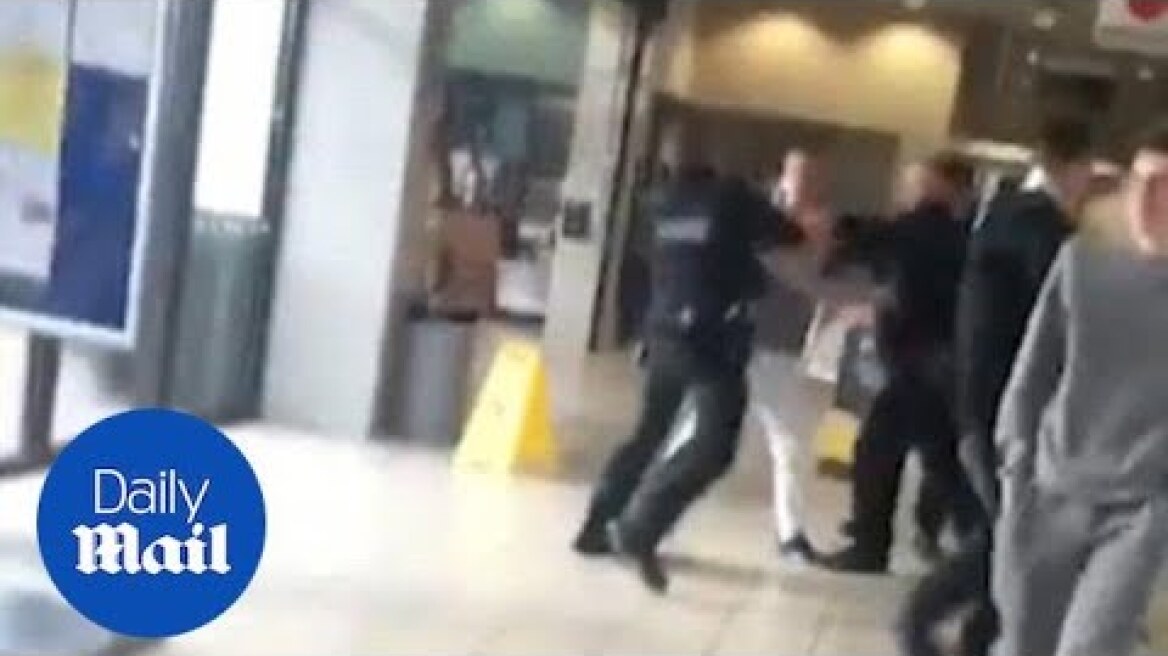 Οι αστυνομικοί πάλευαν να τον συλλάβουν αλλά τον έπιασε τελικά... ο οδηγός λεωφορείου!