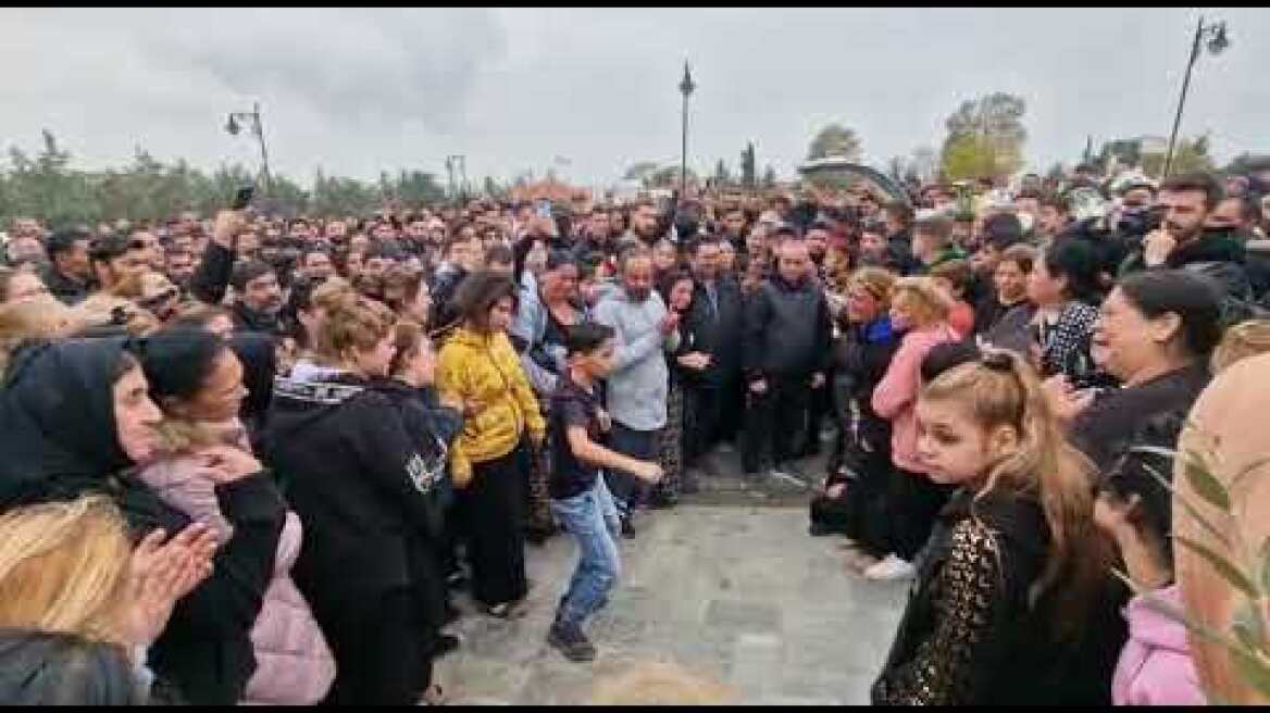 Οι Ρομά αποχαιρέτησαν τον 16χρονο με δάκρυα και μουσική 2