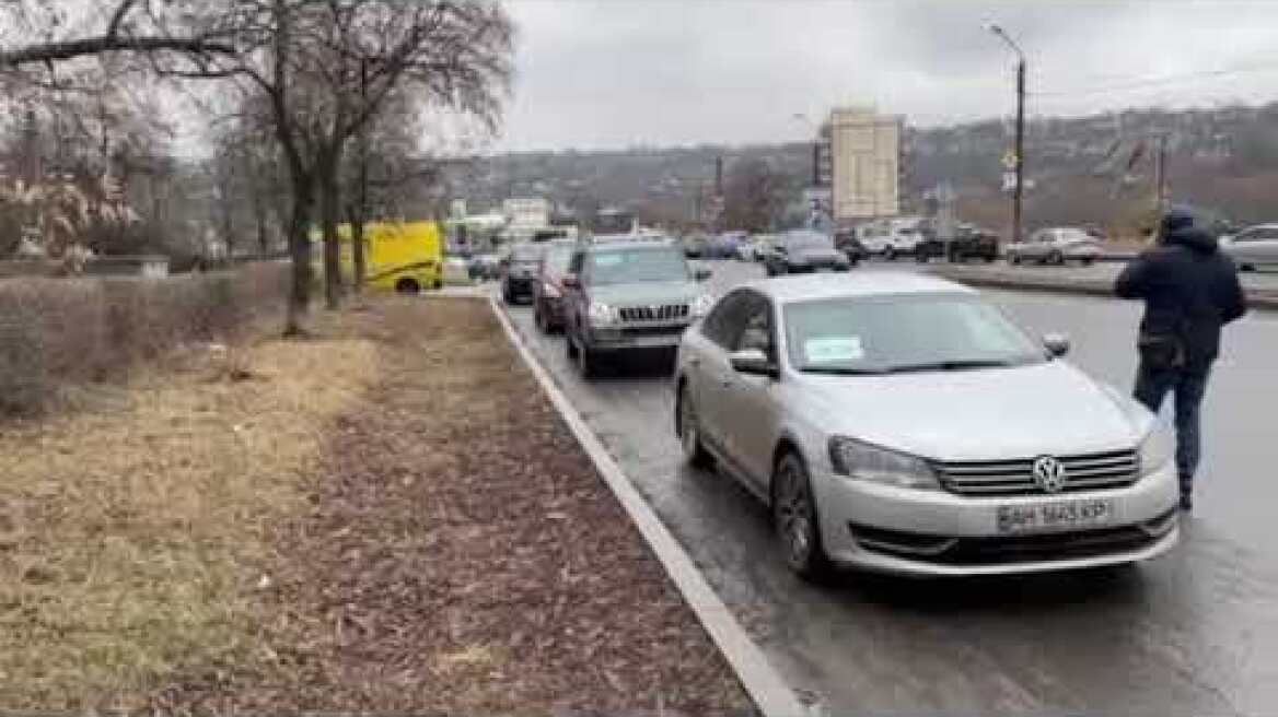 Κονβόι Ελλήνων δημοσιογράφων ουρές σε βενζινάδικα στην Ουκρανία