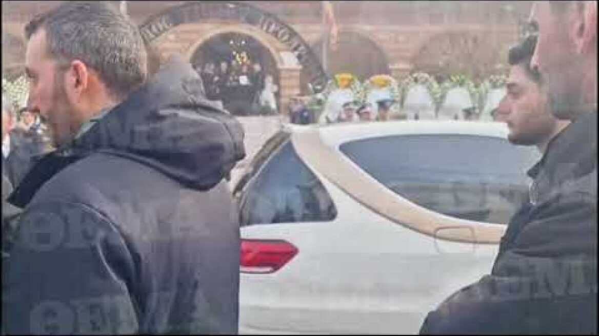 Η σορός του αστυνομικού έφτασε με πομπή αποτελούμενη από περιπολικά οχήματα και δίκυκλα της ΕΛ.ΑΣ.