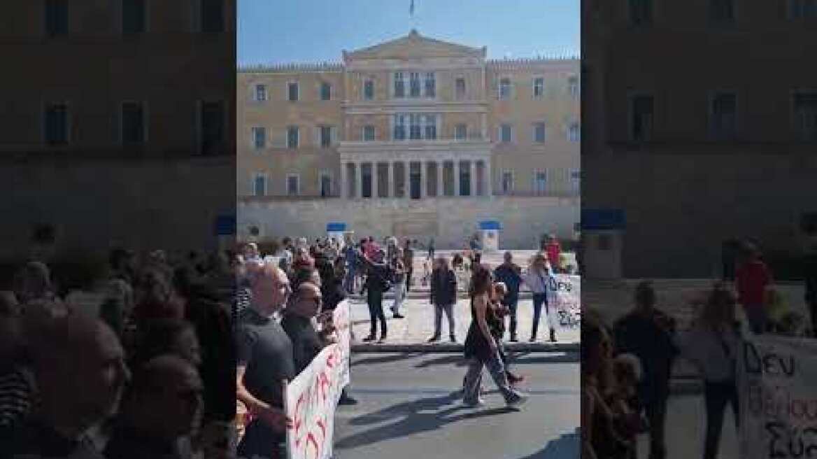 Απεργία σήμερα 14/10: Ξεκίνησαν οι προσυγκεντρώσεις των συνδικάτων στο κέντρο της Αθήνας