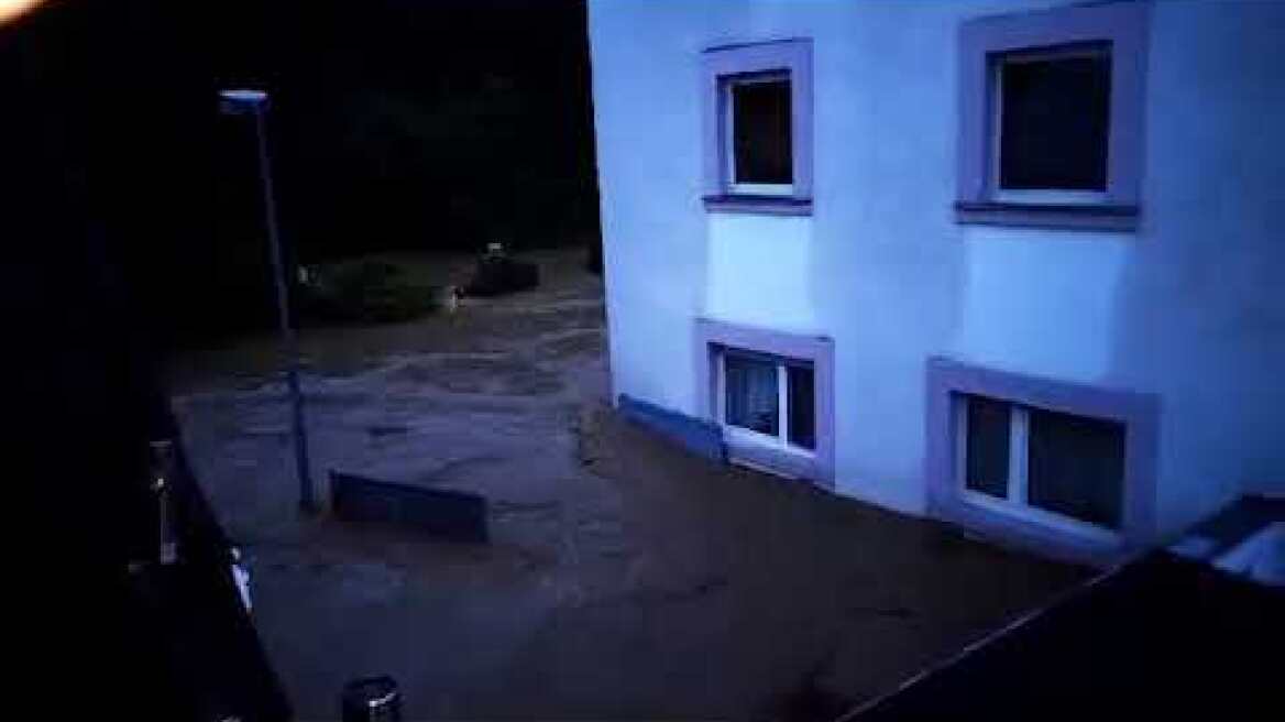 Κακοκαιρία Βίντεο από την καταστροφή του Ελληνικού εστιατορίου