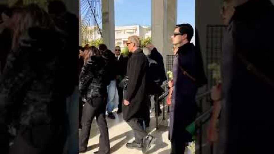 Ο Λάκης Γαβαλάς στην κηδεία του Αντώνη Λυμπέρη