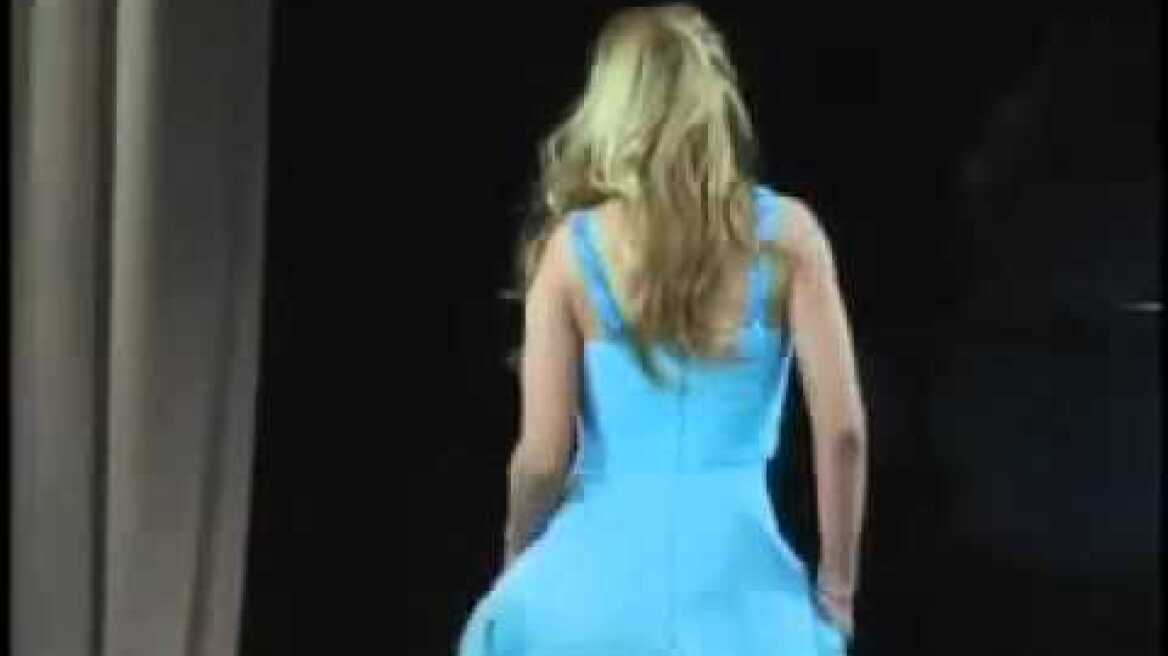 Carmen Electra and Alison Sweeney fall on the runway in 2007