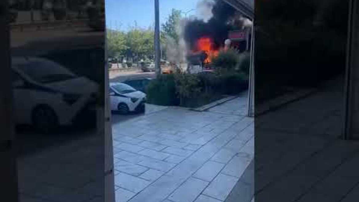 Φωτιά σε πούλμαν στη λεωφόρο Αθηνών (2)