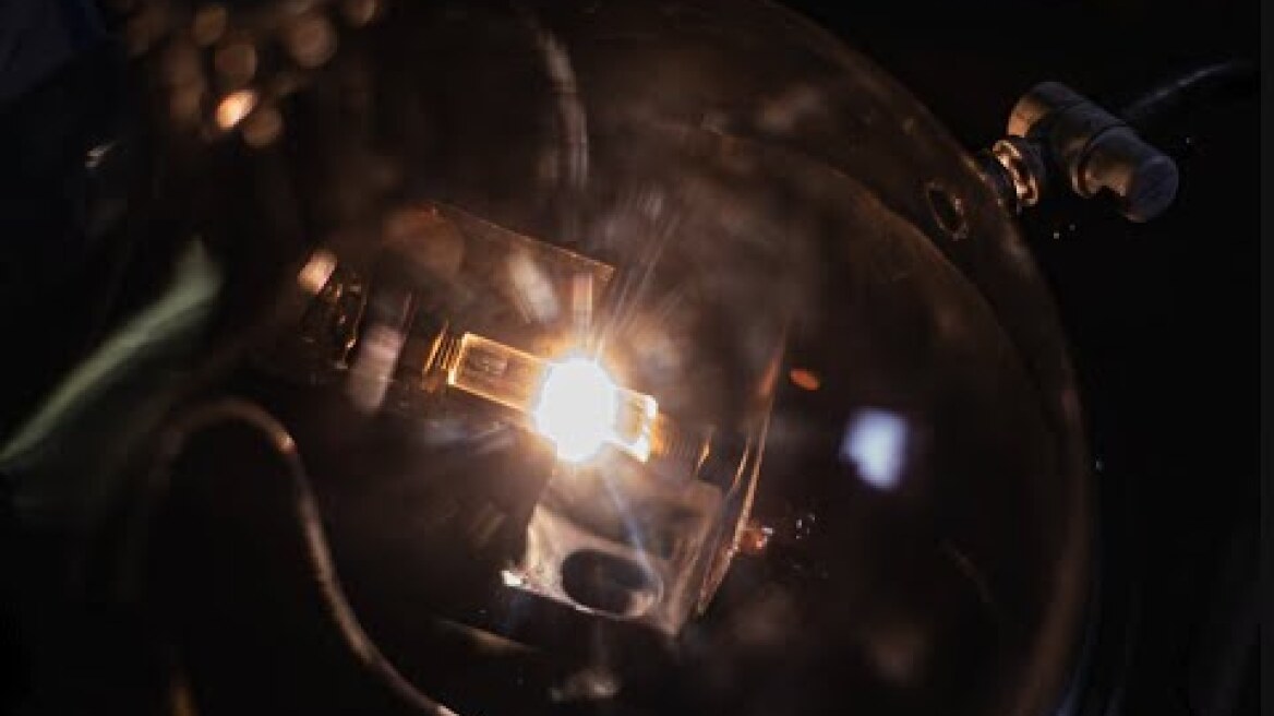 Rice lab makes pristine graphene in a flash