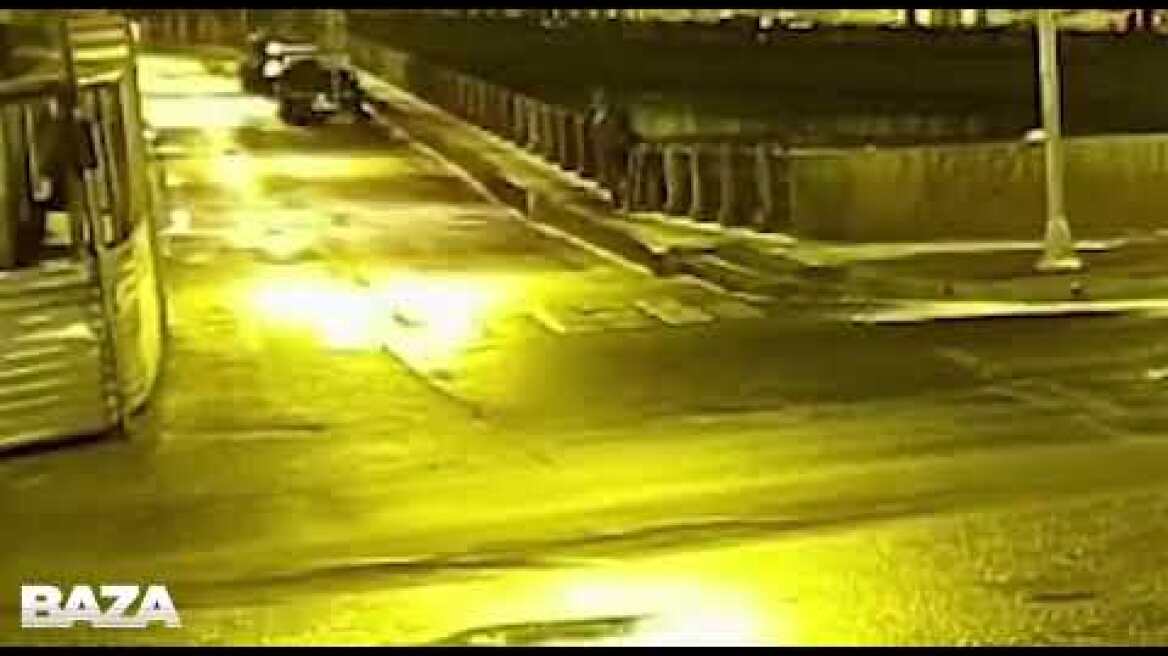 Мужчина, похожий на профессора Соколова, выбрасывает мешок в Мойку 