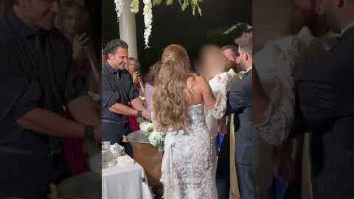 Ο νονός Γιάννης Βασιλειάδης βαπτίζει τον νεοφώτιστο Γεράσιμο