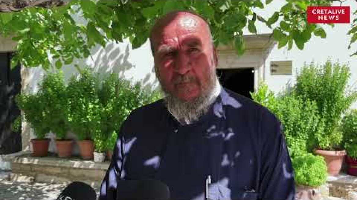 "Το μόνο όπλο είναι το εμβόλιο": Ο π. Ανδρέας μιλά για τον ναό - εμβολιαστικό κέντρο