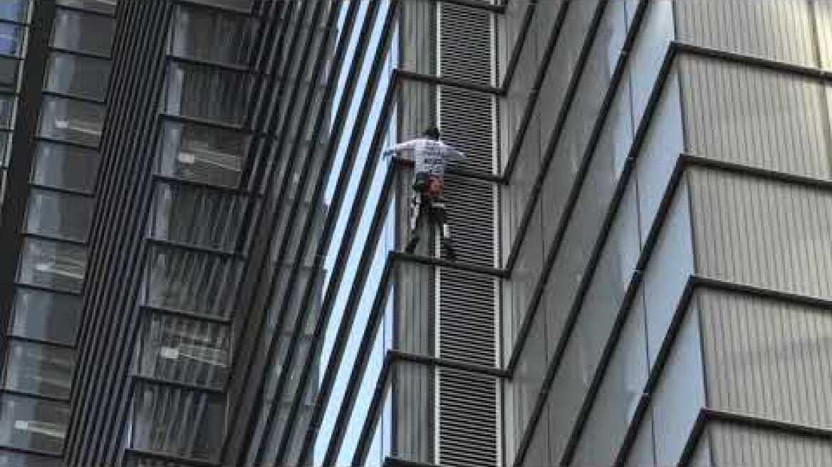 'French Spiderman' Alain Roberts climbs London's Heron Tower