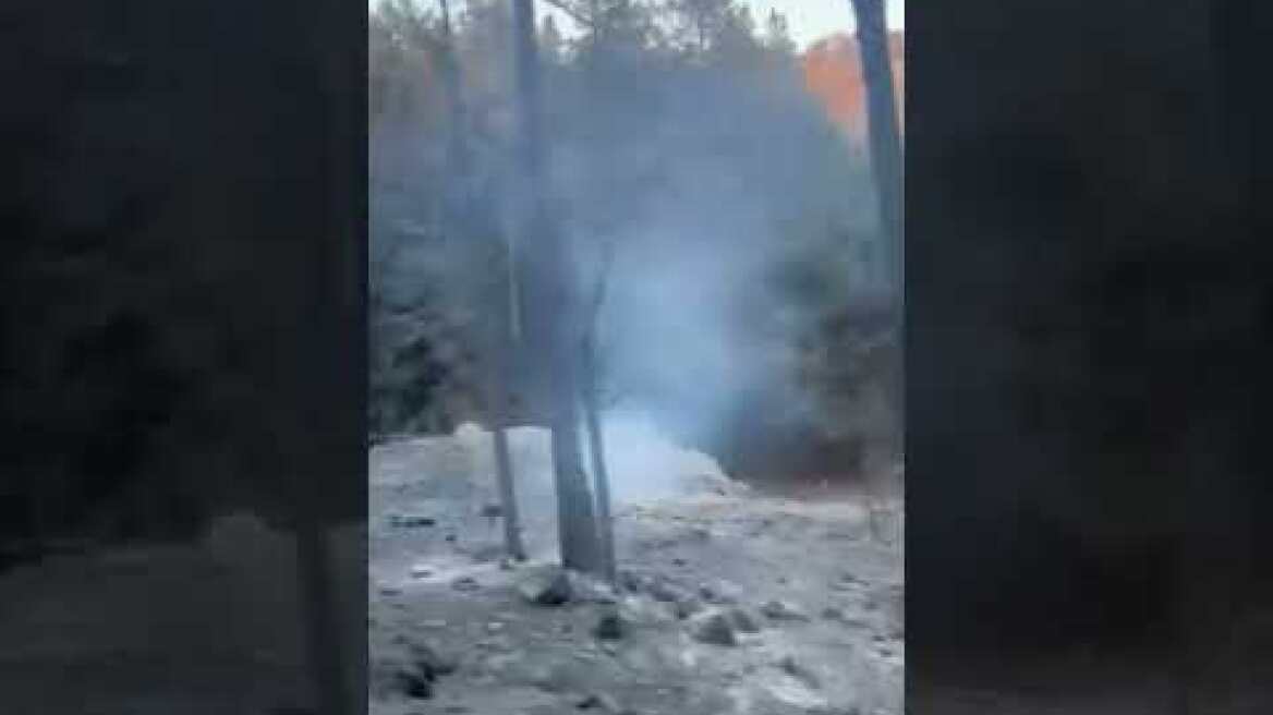 Ρόδος: Συνεχείς αναζωπυρώσεις - Πλάνο από το μέτωπο της φωτιάς αυτή την ώρα