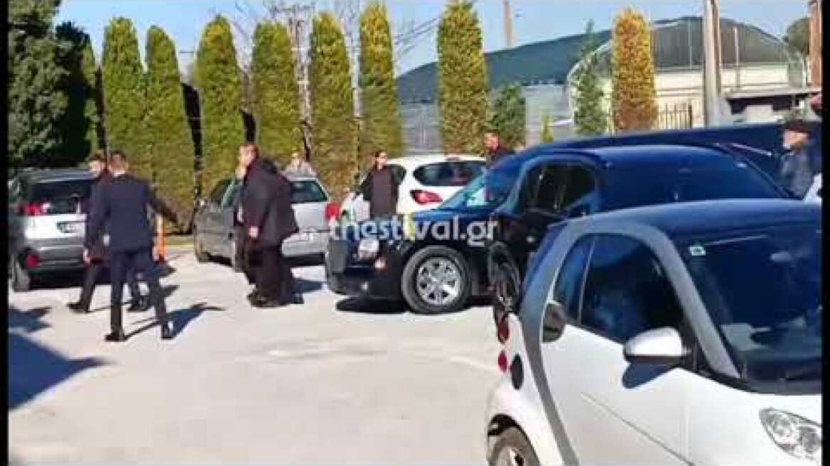 Thestival.gr Έφτασε στον οίκο τελετών η σορος του Βασίλη Καρρα