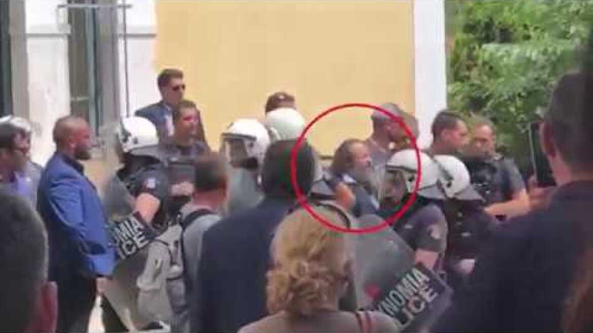 Δείτε τον Σώρρα να βγαίνει από τα δικαστήρια