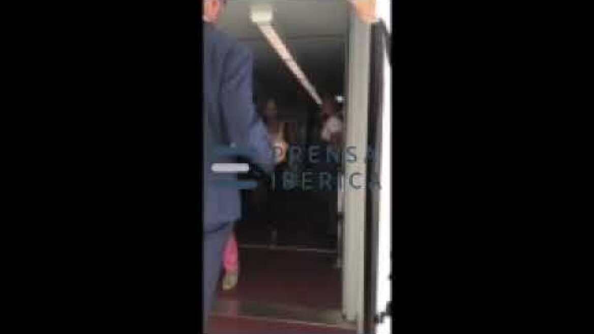 Chaude et violente bagarre verbale entre Varoufakis et un policier à l'aéroport de Roissy