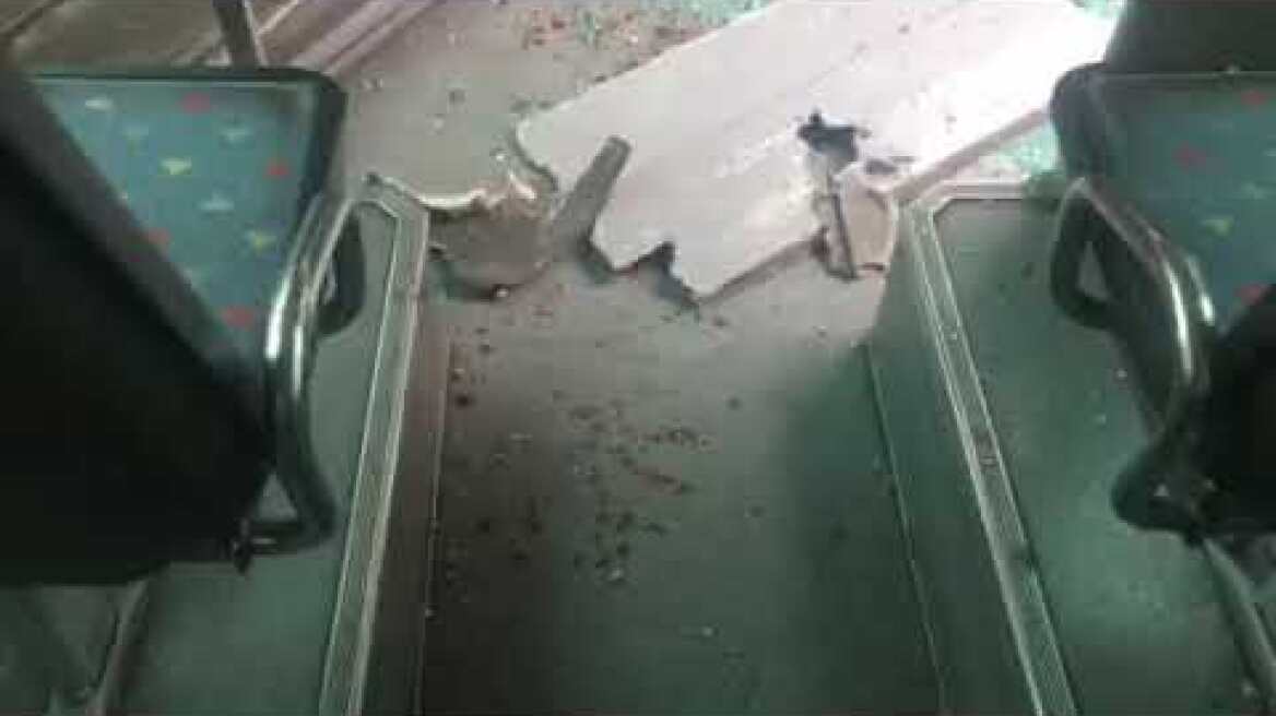 Βίντεο με τις ζημιές μέσα από το λεωφορείο