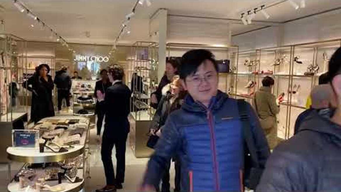 Με βαλίτσες αδειάζουν τα καταστήματα με τις επώνυμες φίρμες (b)