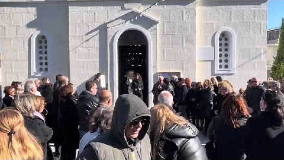 Σπάραξαν καρδιές στην Σαλαμίνα στην κηδεία 43 χρόνης-Η μητέρα με δάκρυα και λυγμούς για την κόρη της