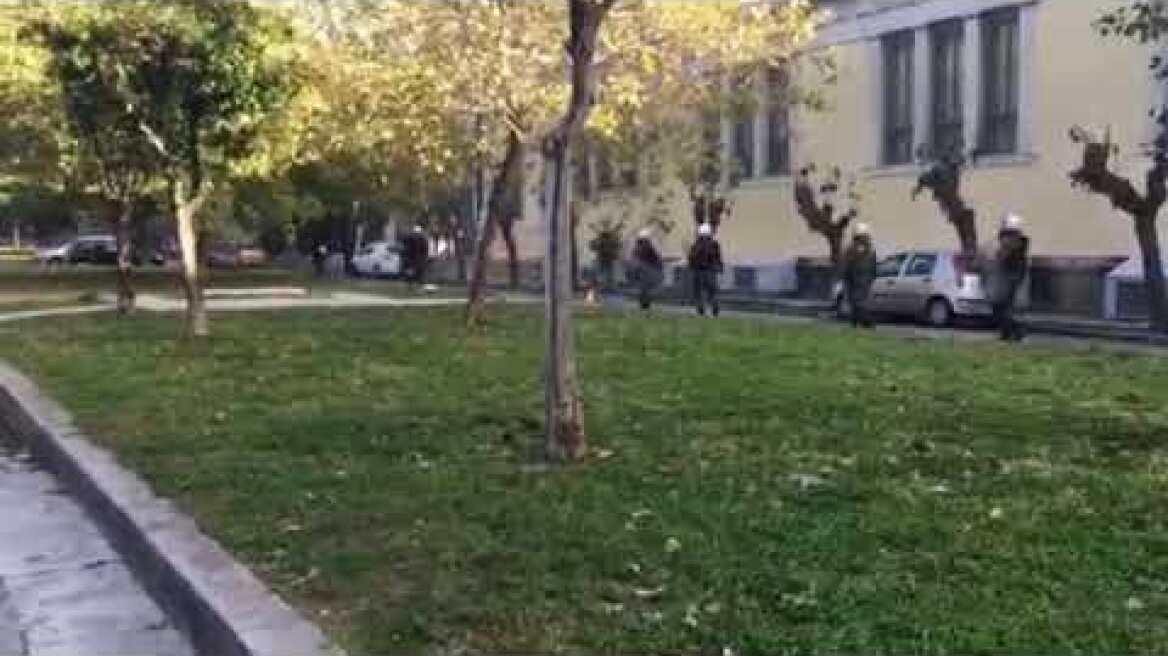 Επεισόδια μεταξύ κουκουλοφόρων