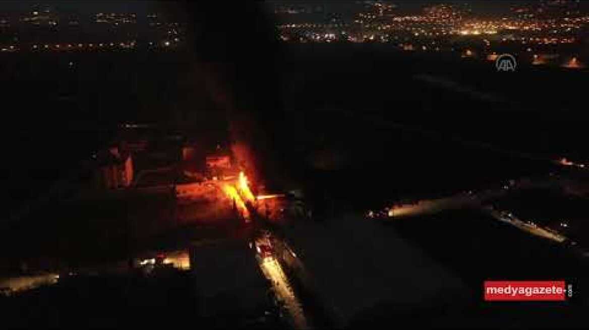 Hatay'da fabrikada çıkan yangına müdahale ediliyor