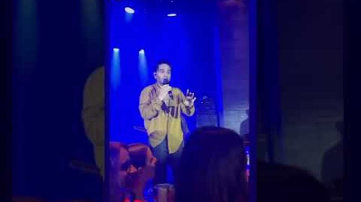 Ο Χρήστος Μάστορας εύχεται τραγουδώντας στη Γαρυφαλλιά Καληφώνη