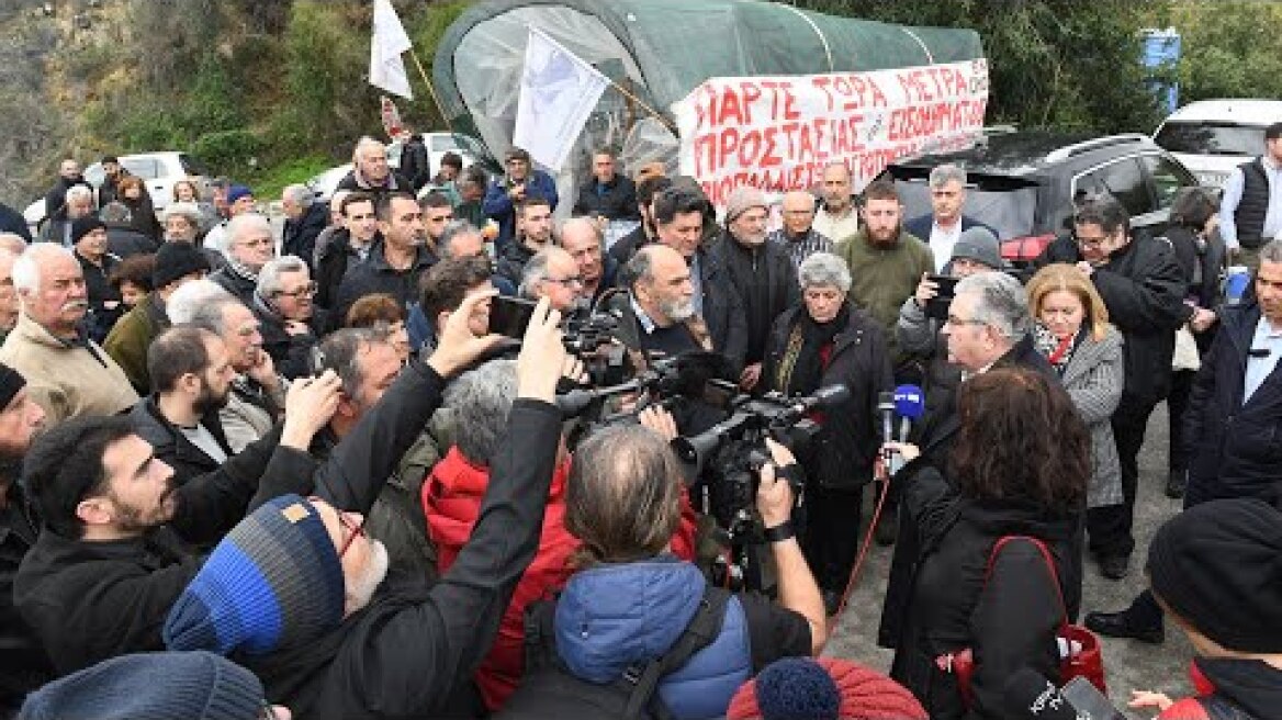 Τη στήριξη του ΚΚΕ στους αγρότες του μπλόκου στα Μεγάλα Χωράφια μετέφερε ο Δ. Κουτσούμπας