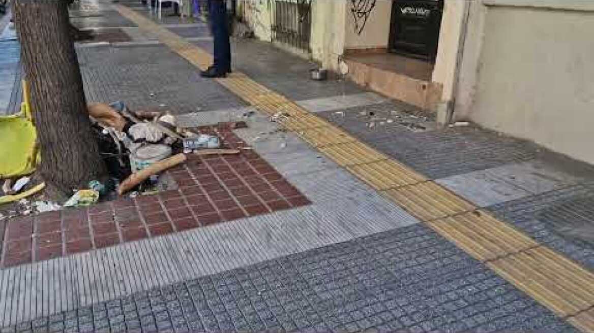 Θεσσαλονίκη: Βγήκε γυμνή στο μπαλκόνι και πετούσε στο πεζοδρόμιο καρέκλες και αντικείμενα