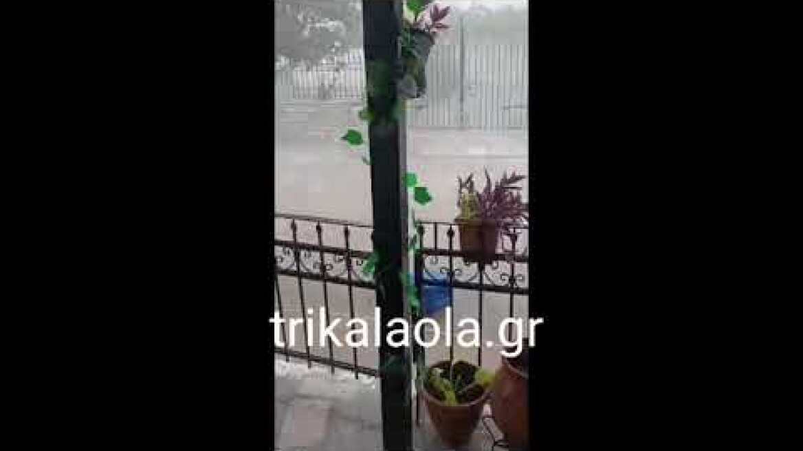 Ισχυρό μπουρίνι σφοδρή χαλαζόπτωση καταιγίδα πλήττουν Πλάτανο Τρικάλων καταστροφές στέγες 26-8-2023