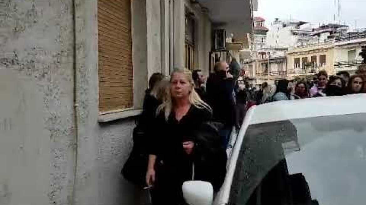 Πάτρα: Πλήθος έξω από το σπίτι της Ρούλας Πισπιρίγκου