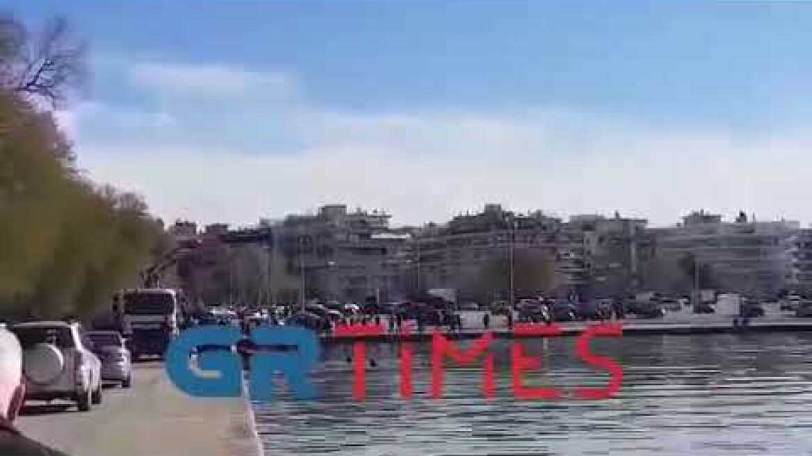 Επιχείρηση ανάσυρσης του αυτοκινήτου μετά την αυτοκτονία του αστυνομικού στον Θερμαϊκό 2