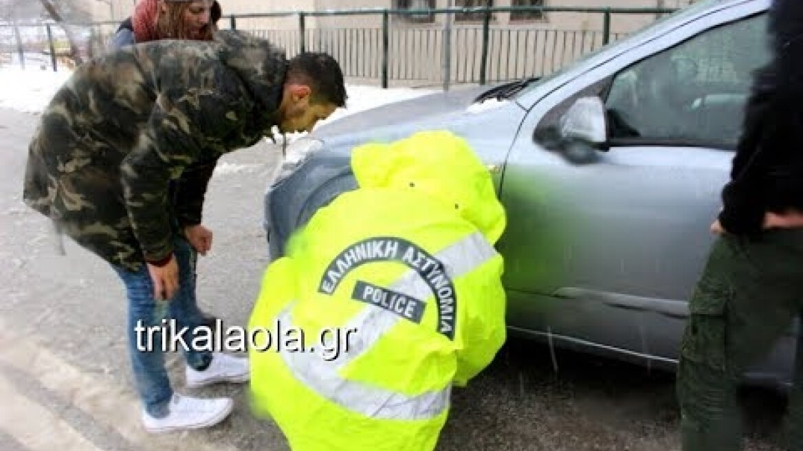 Πυκνή χιονόπτωση Πύλη Τρικάλων Αστυνομικοί βάζουν αλυσίδες βοηθούσαν οδηγούς Πέμπτη 3-1-2018