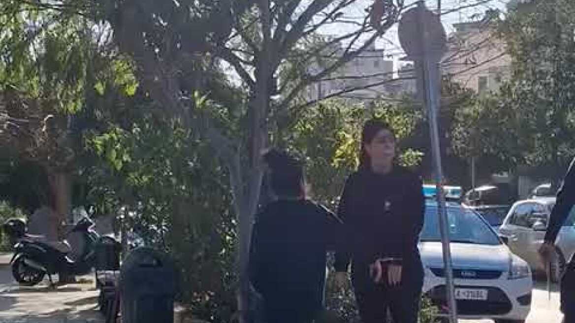 Super Κική με χειροπέδες