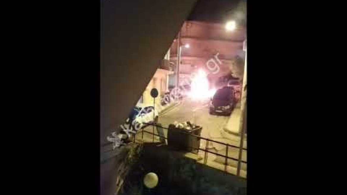 Καμένο όχημα στα Πετράλωνα – Εξετάζεται αν χρησιμοποιήθηκε από τους βομβιστές του ΣΚΑΪ