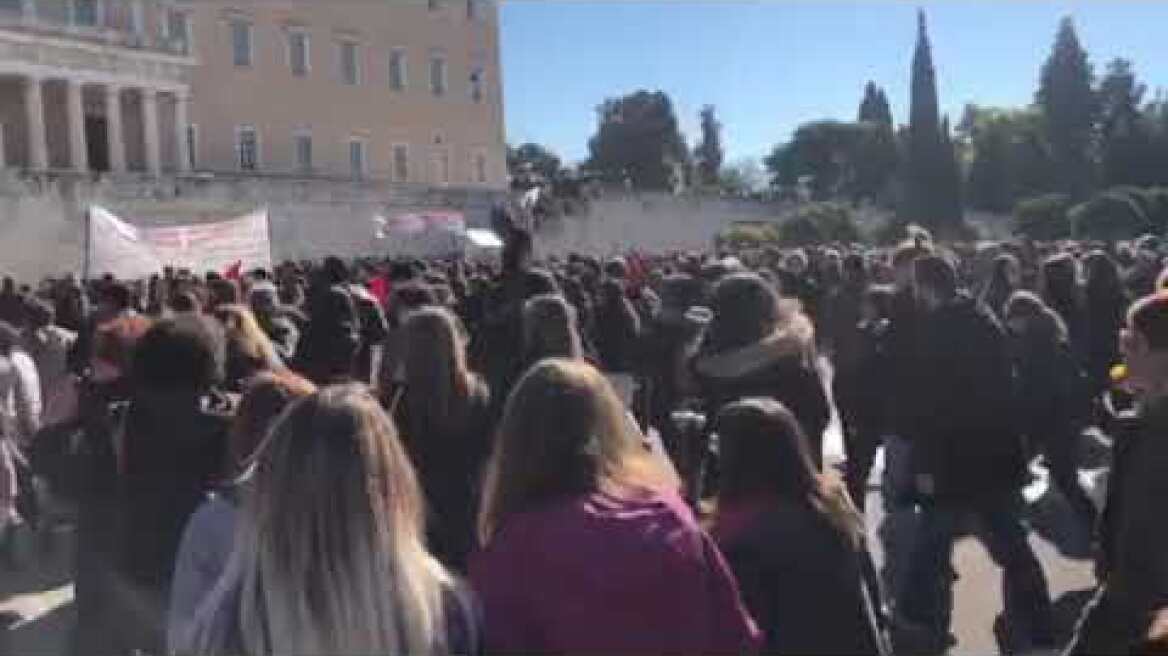 Στη Βουλή η πορεία των εκπαιδευτικών