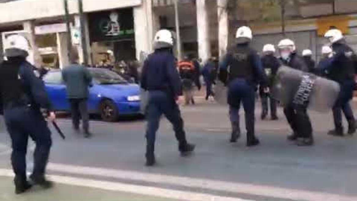 Άγρια επεισόδια στην μέση της κυκλοφορίας για συγκέντρωση Κουφοντίνα (2)