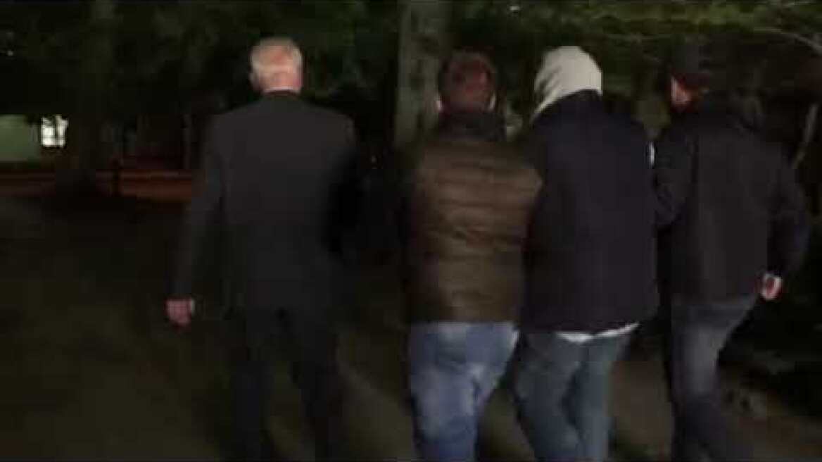 Έξω από τα δικαστήρια της Ευελπίδων