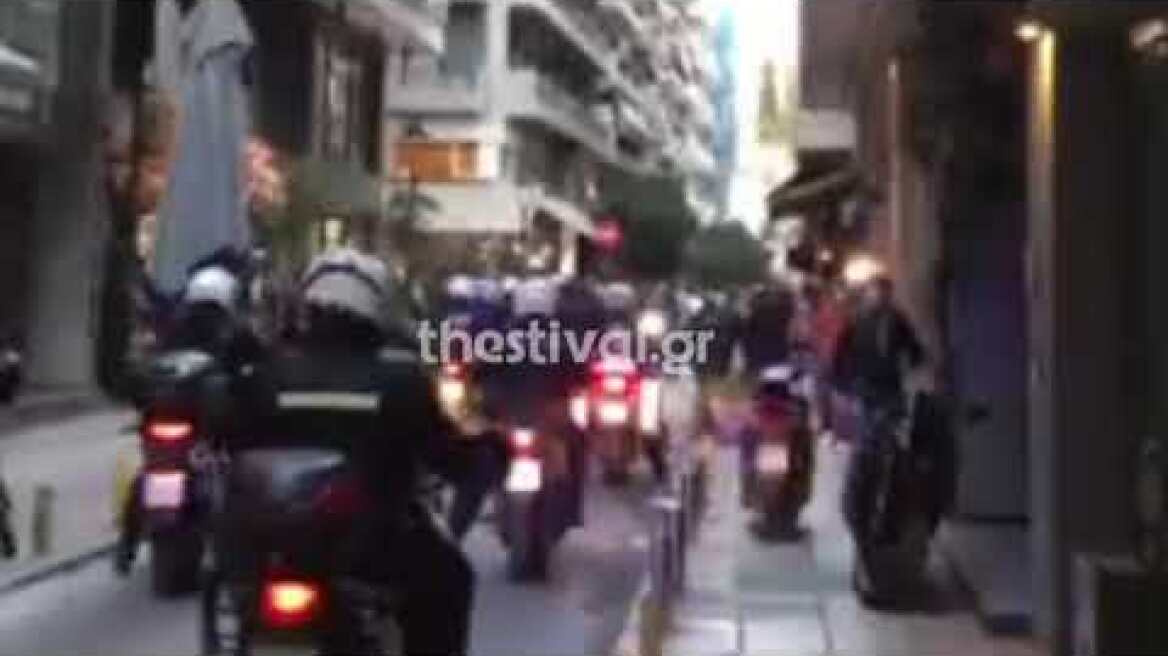 Thestival.gr Επέμβαση της Αστυνομίας για συνωστισμό στην Μητροπόλεως