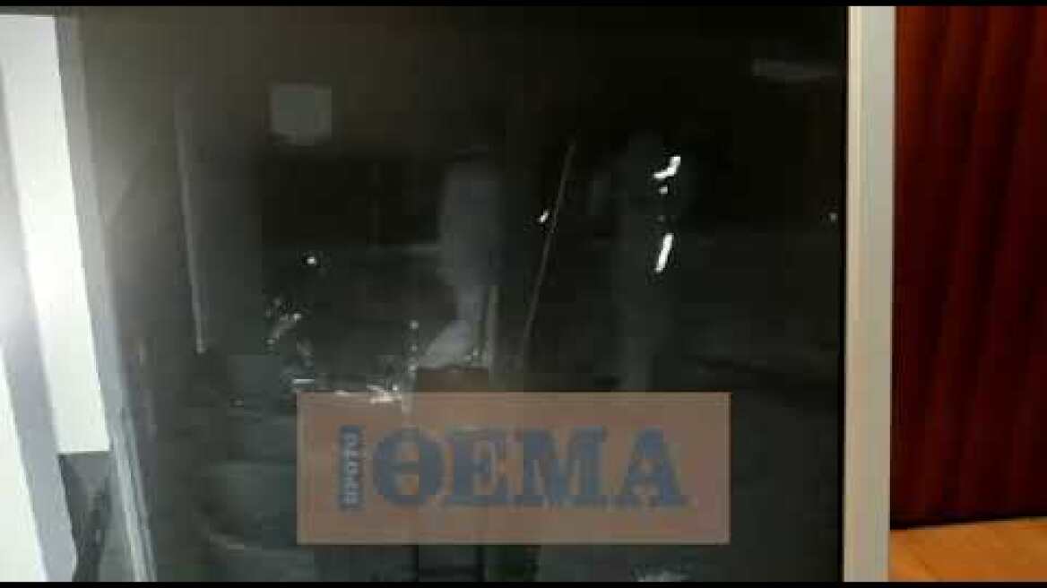 Βίντεο ντοκουμέντο από ληστεία ΟΠΑΠ: Δείτε τον έναν ληστή να τραυματίζει τον άλλο