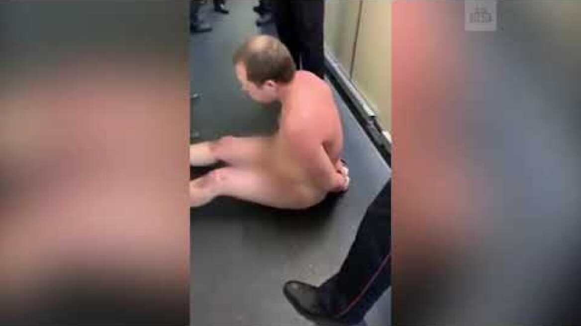 Голый мужчина в аэропорту Домодедово в Москве