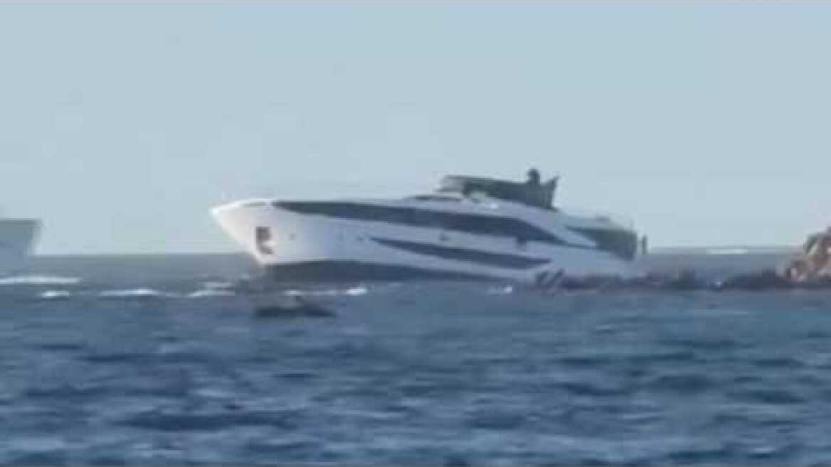 Yacht di 30 metri affonda al largo di Porto Cervo: il momento del naufragio