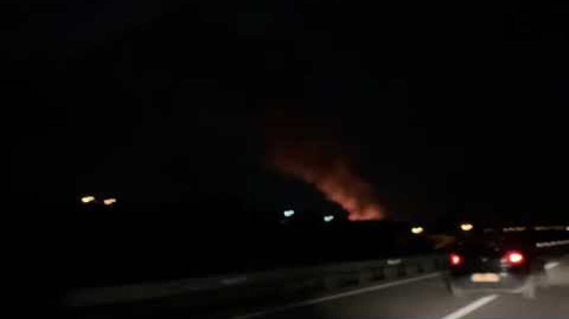 Μεγάλη φωτιά σε εργοστάσιο ανακύκλωσης στην Κόρινθο