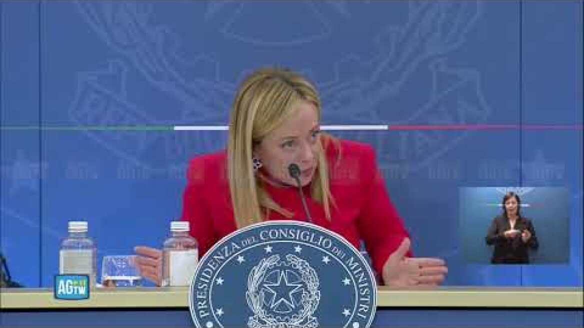 Meloni discute con i giornalisti in conferenza stampa: «Siete stati così coraggiosi in altre situa
