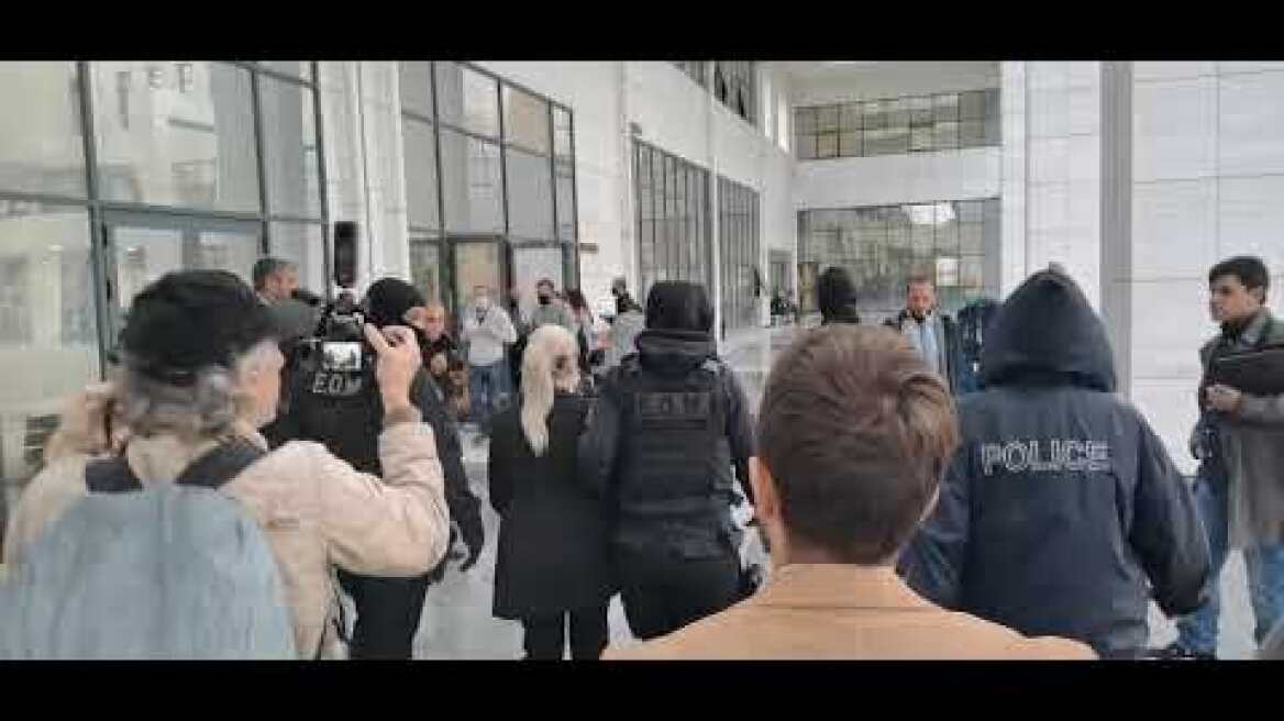 Επίθεση με βιτριόλι - Άφιξη κατηγορουμένης