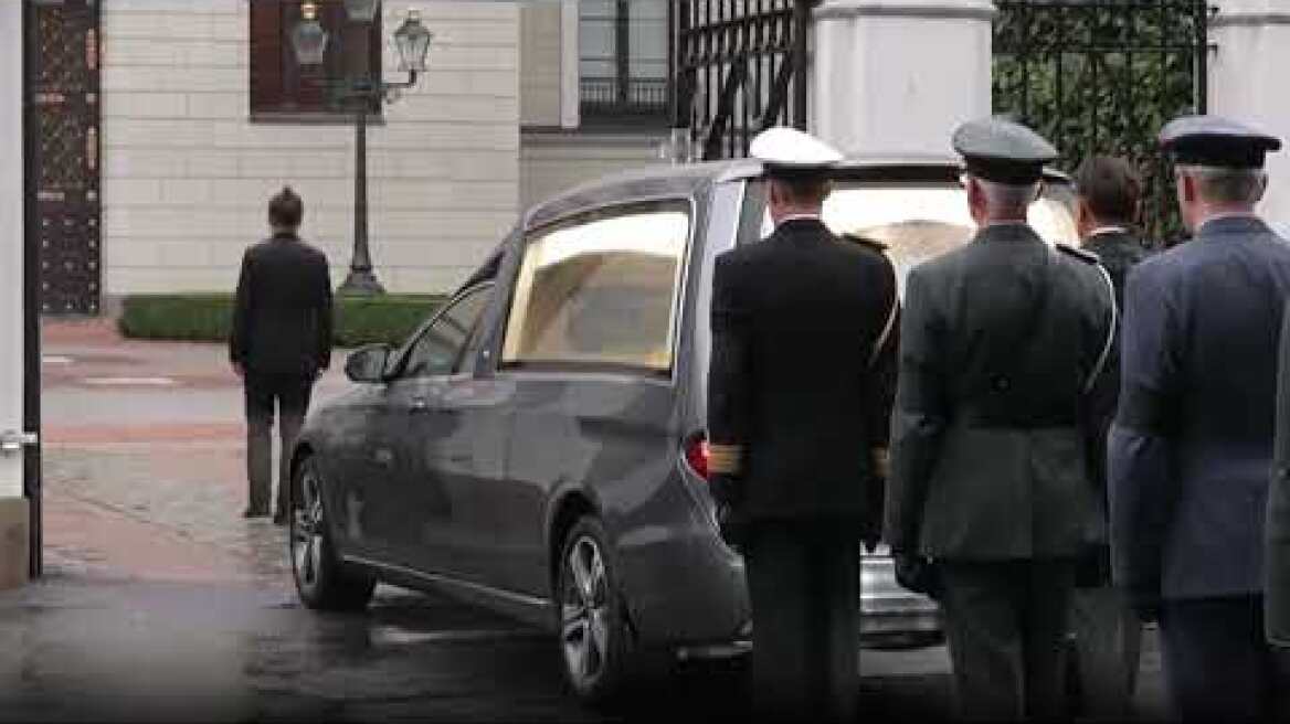 Norwegians line streets as King Harald's casket heads to palace