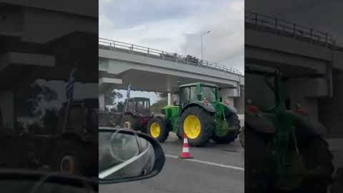 Τα τρακτερ στη Θήβα είναι στην ακρη