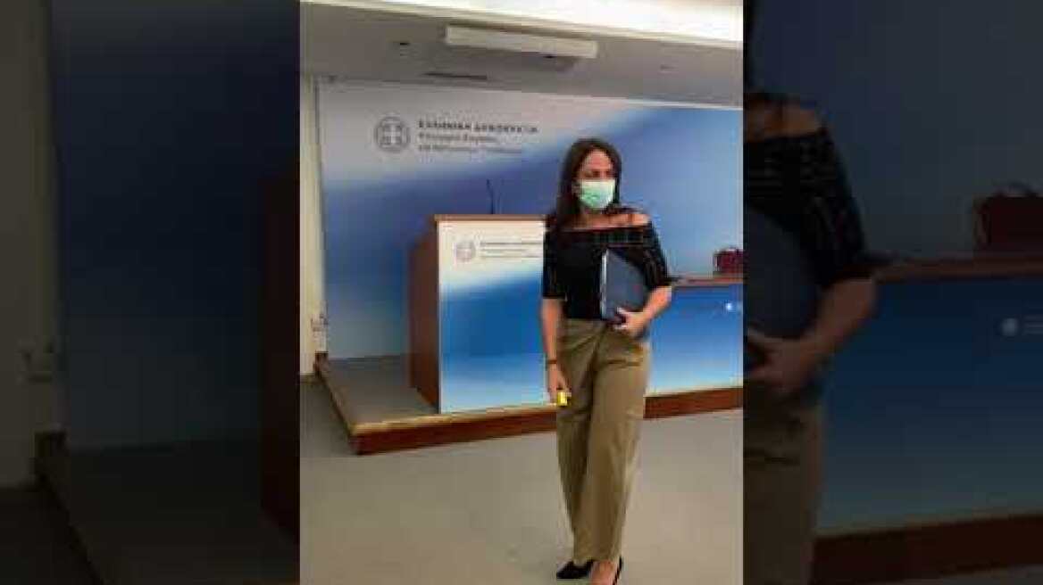 Όταν εικονολήπτης ρωτά τη Δόμνα Μιχαηλίδου αν «Η Υπουργός έρχεται;»