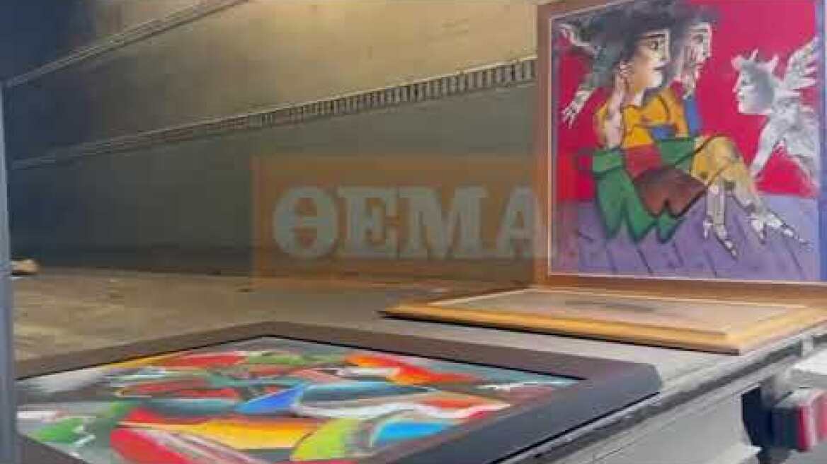 Φορτηγό της αστυνομίας φορτώνει πίνακες από την γκαλερί Τσαγκαράκη