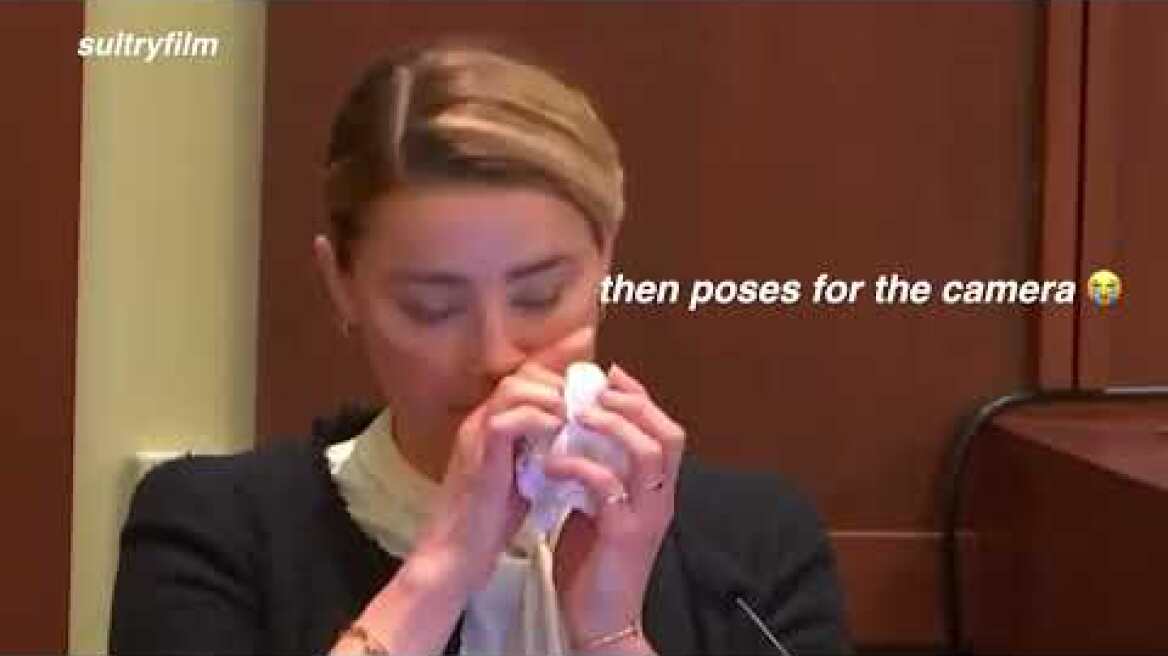 Amber heard POSES for camera in court